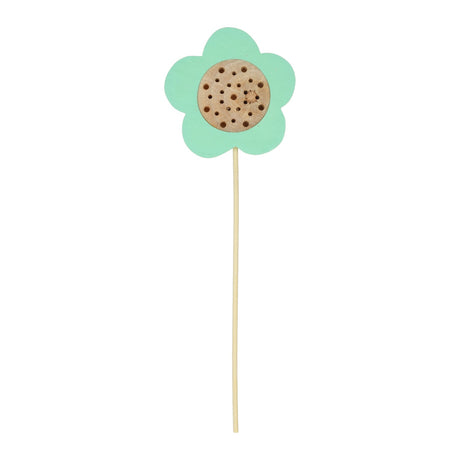 Houten bijenhotel op prikker in bloemvorm