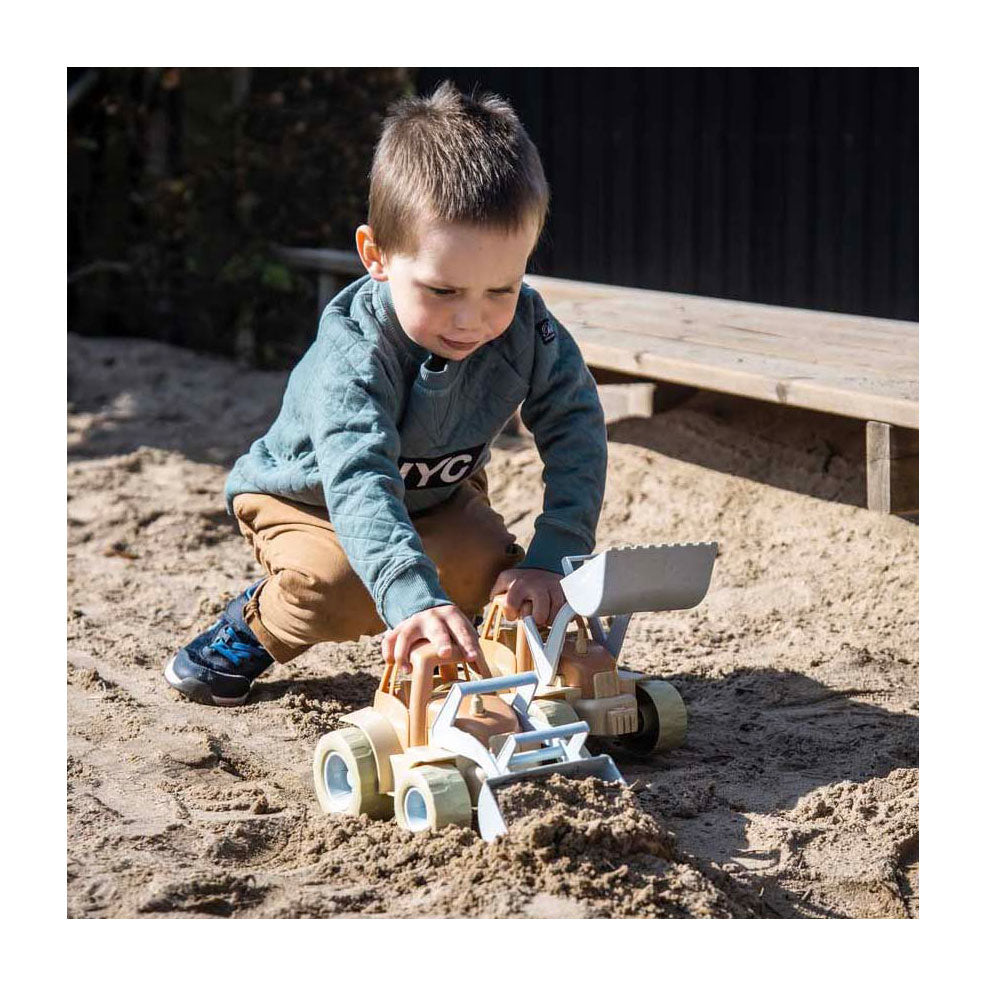 Dantoy sand play set with vehicles, 62 pieces.