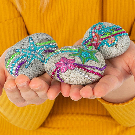 Leagann ceardaíochta Totum clocha maisiúcháin le crosóga san áireamh. 350+ rhinestones - tip bronntanais réalta éisc carraige bréagáin chruthaitheacha do chailíní agus do bhuachaillí ag ceardaíocht