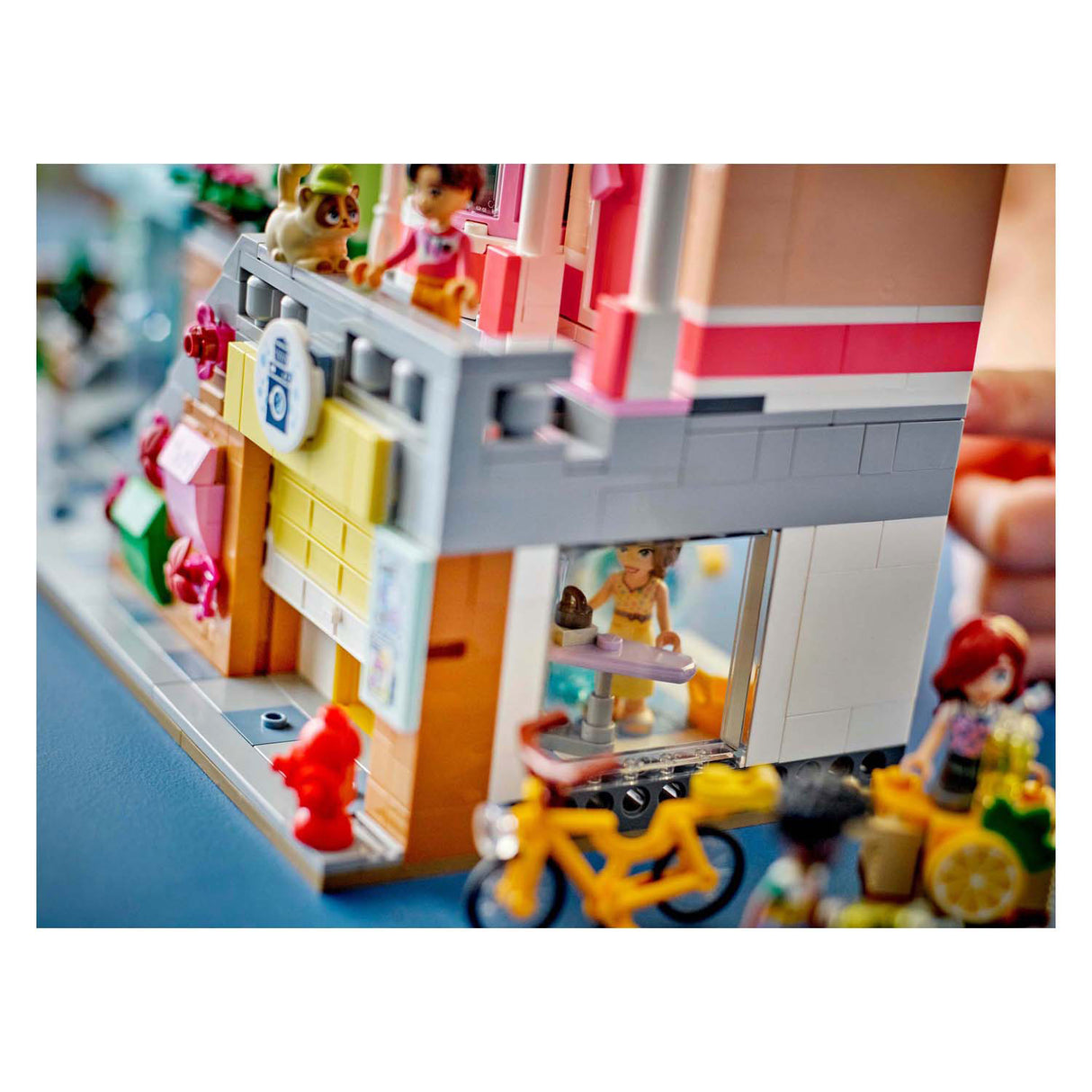 Lego Friends 42670 Heartlake City Apartments and Shops