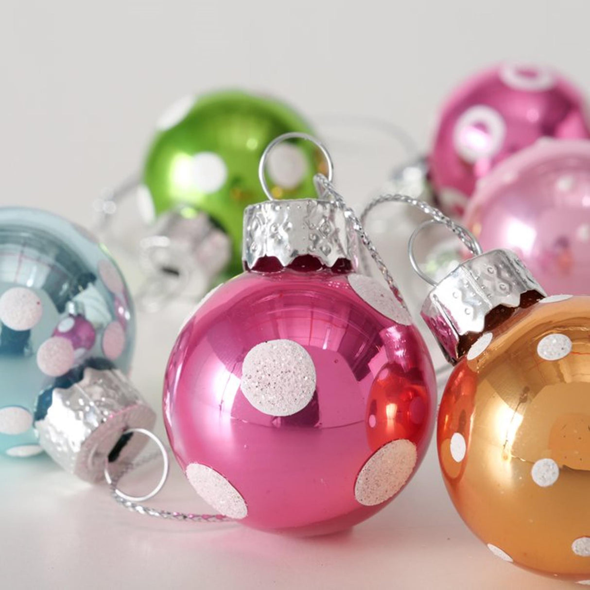 Boltze Home Weihnachtskugel Glasmuster 12 Stück im Karton – mehrfarbig gepunktet