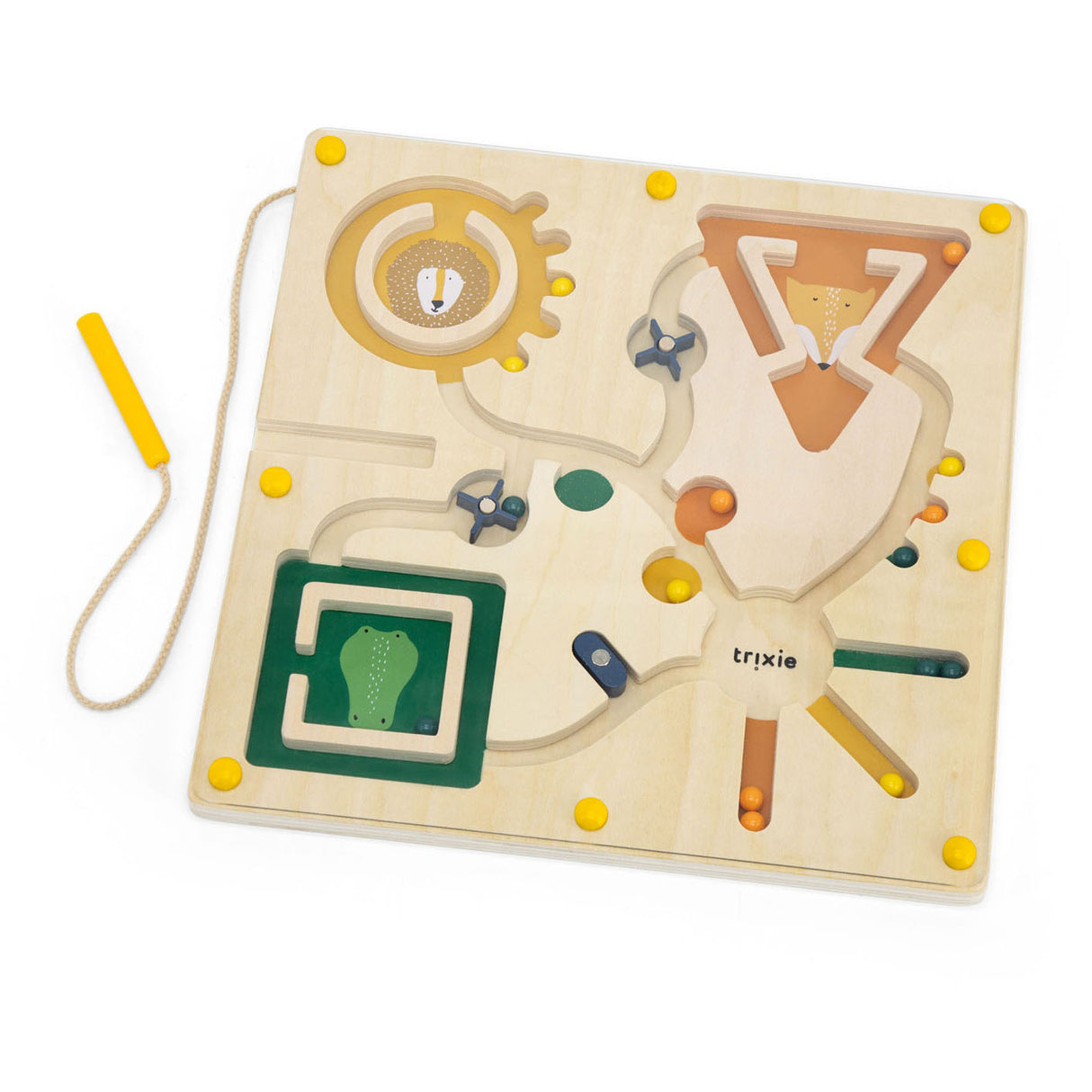 Trixie wooden magnetic maze