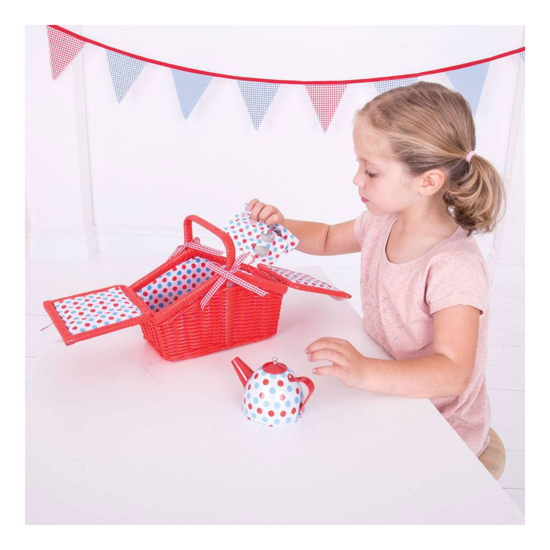 Bigjigs Tea Ensemble dans un panier de rangement rouge