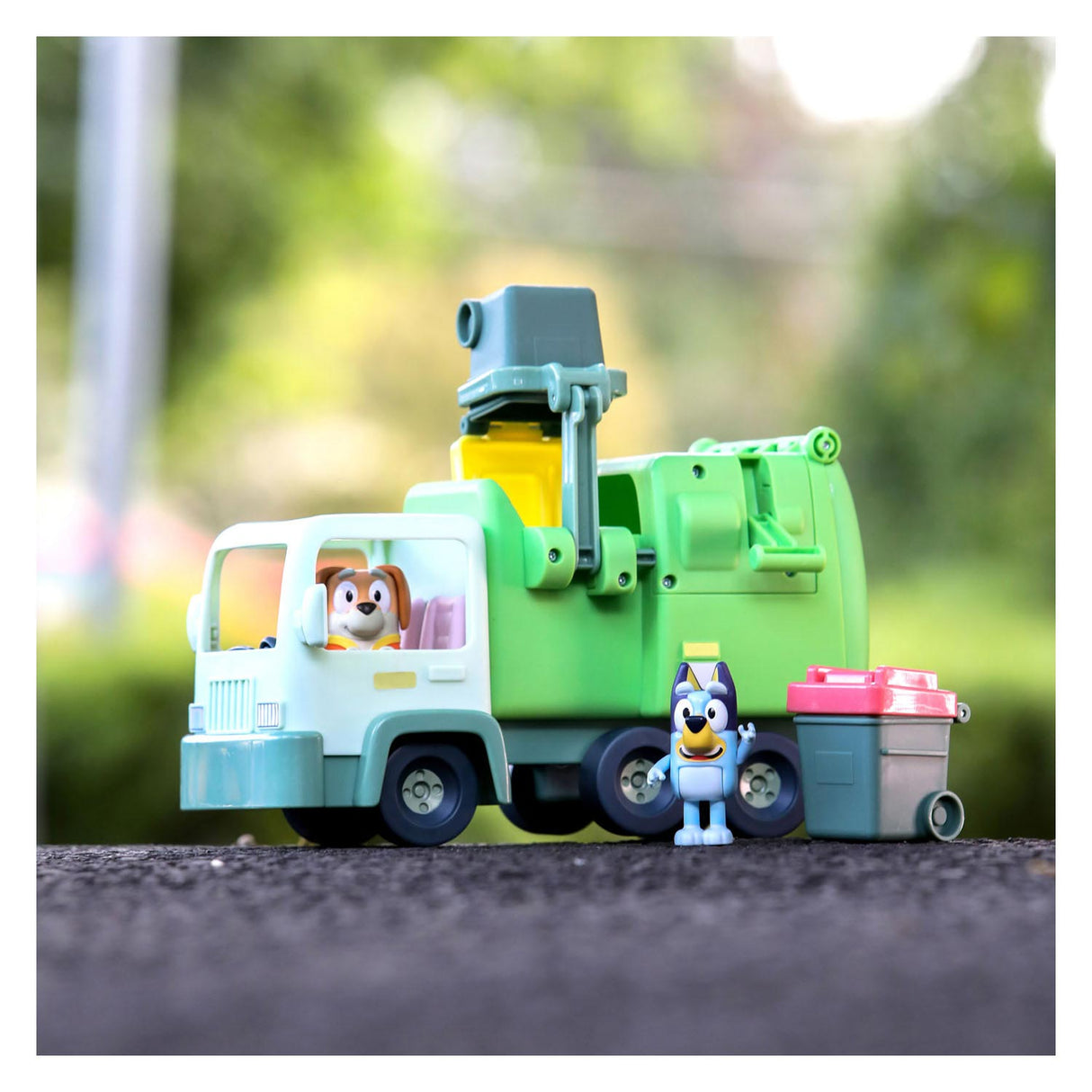 Moose Toys Bluey garbage truck with play figures