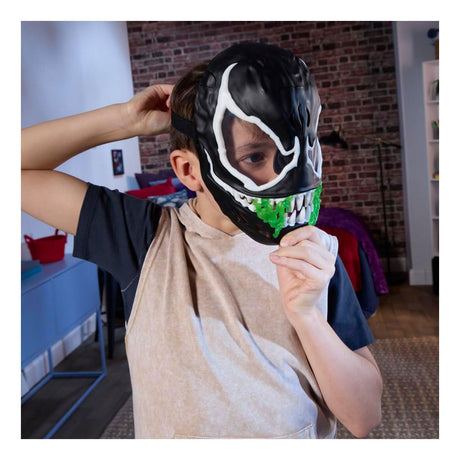 Zabawki superbohatera firmy Hasbro Spider-Man i jad świecących w ciemności masek.