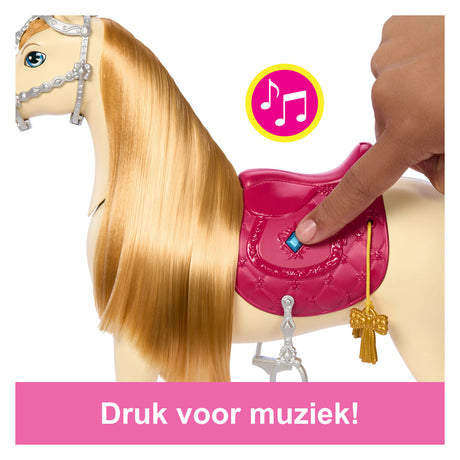 Barbie rätselhaft, das große Pferd, das ein Pferd jagt, ein Tanz- und Showpferd jagt