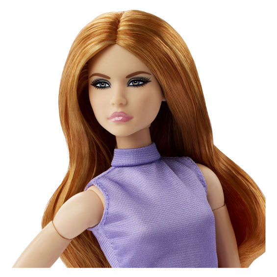 Mattel se ve de moda muñeca cabello rojo y atuendo púrpura