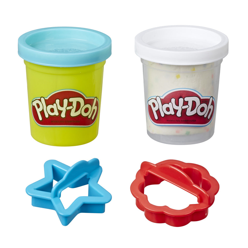 Play-doh kuhinjske kreacije piškotek nad dvema barvama iz glinenih različnih barv