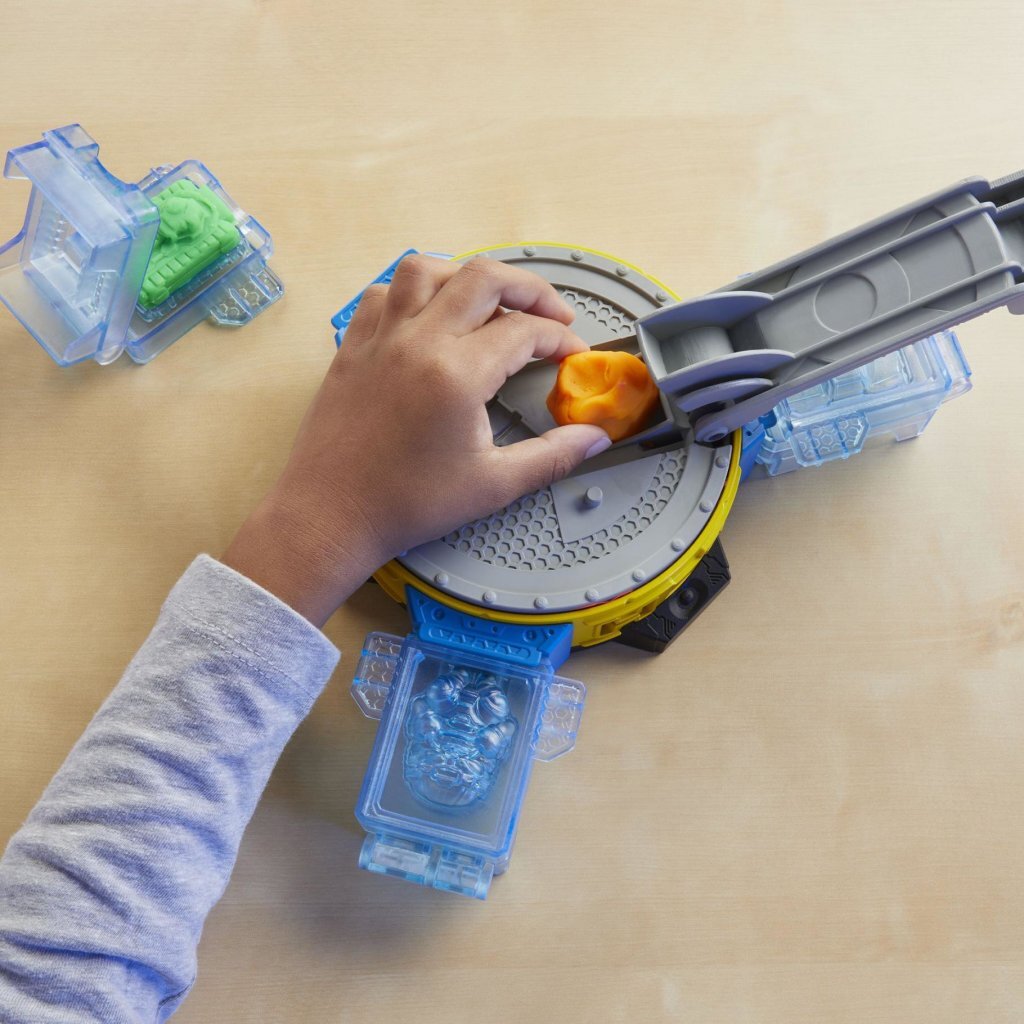 Play-Doh Hulk Smash in Squish