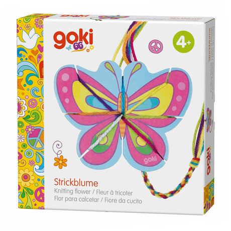 Goki tricotant une fleur et tricotant un papillon