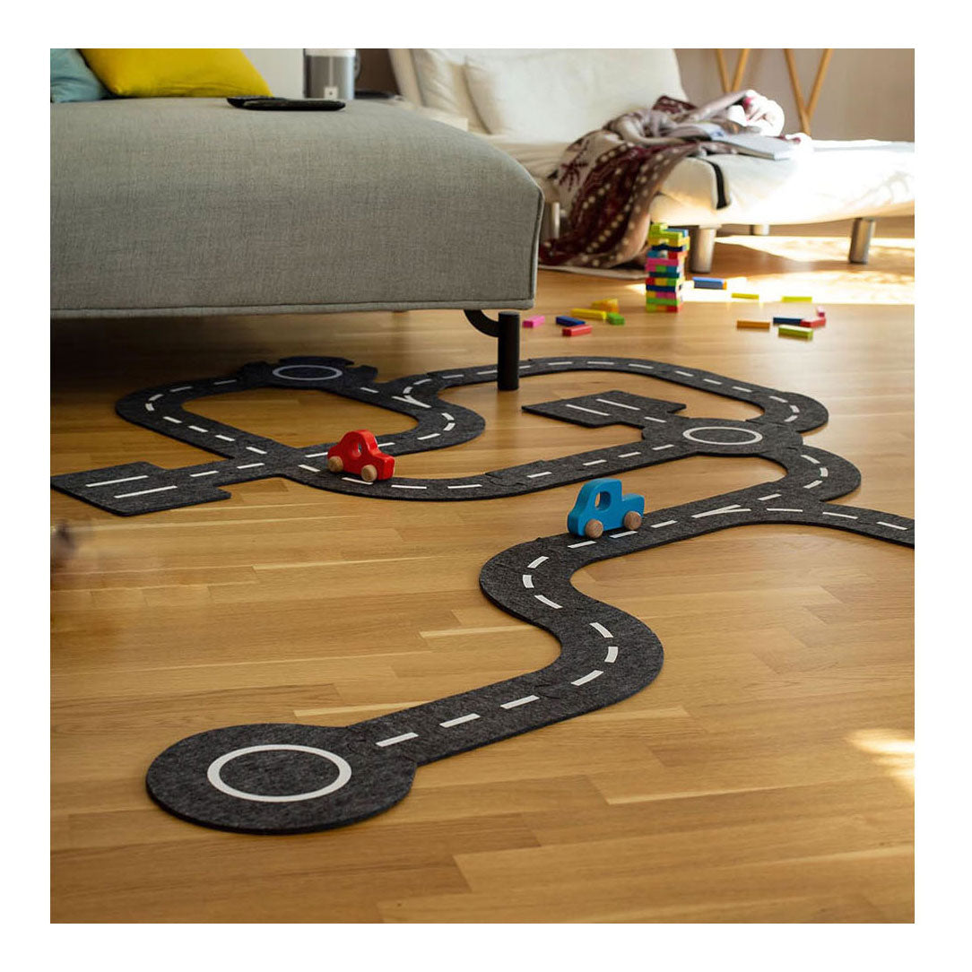 Goki play rug traffic roads with 2 cars, 30dlg.