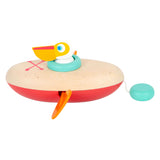 Small Foot Bath Toy Wood Canoe Pelican är upphetsad