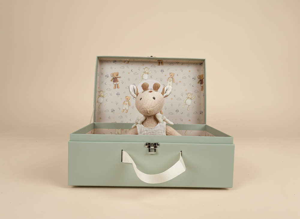 Cuddly toy Leonie the giraffe gift box