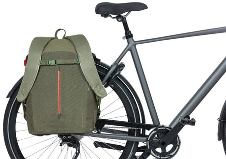 Basil B-Safe Commuter Nordlicht Moderne fietsrugzak voor elektrische fietsen 18L Groen Unisex Met LED-verlichting