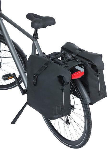 Basil Soho Double Bicycle Bag Nordlicht - vodotěsná, PU, ​​Rolltop uzavření, vhodné pro Mik, 41 LTR, Night Black