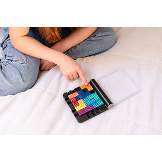 Smartgames IQ Flow - logické myšlení hra cestovní puzzle - 120 úkolů s posuvným mechanismem - vzdělávací sólo hra - od 7 let