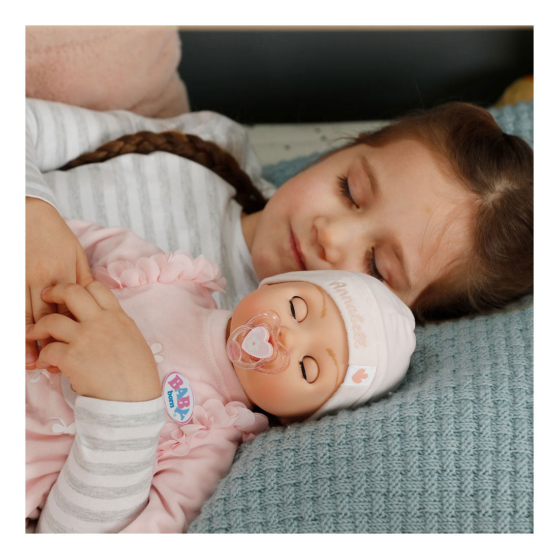 Boneca Baby Born Annabell 43cm com acessórios e som.