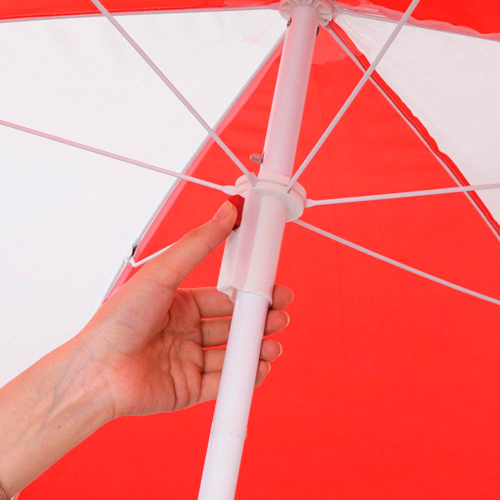 Sand a Waasser Spillplaz mat Parasol