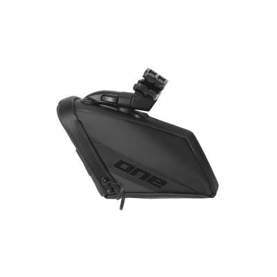 Um saco de sela 50 m (500 ml) com REPLEASENDE BLACK