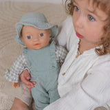 Boneca holandesa com roupa verde